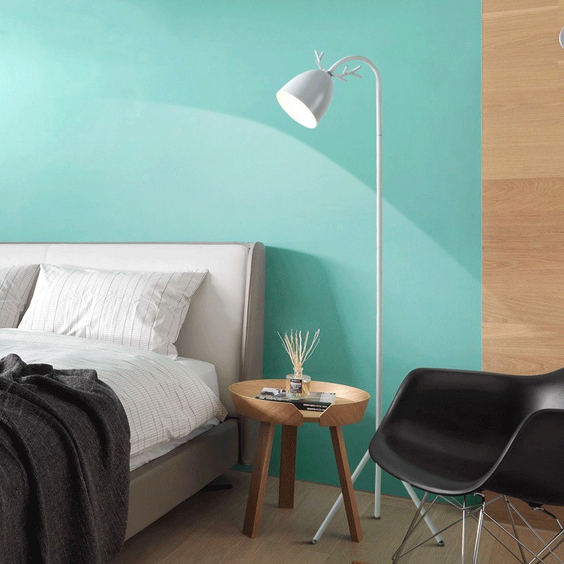 Còn đèn cây đứng Pastel Late trắng lại tạo nên màu sắc trung hòa, nhẹ nhàng