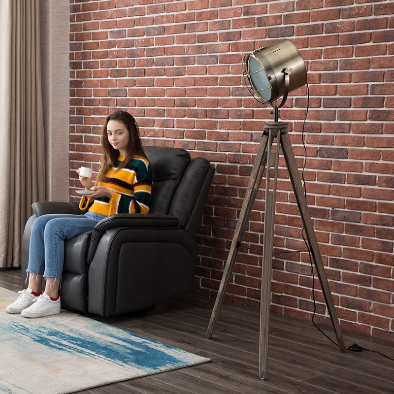 Đèn cây đứng Firmost, lựa chọn yêu thích của các sao và những người đam mê nghệ thuật