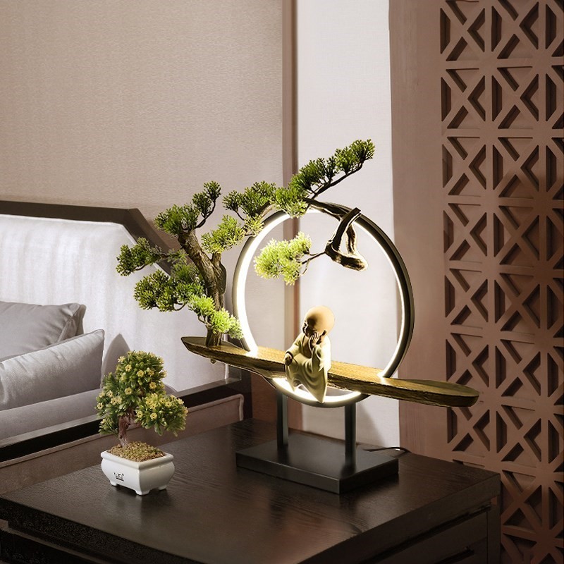 Đèn để bàn tiểu cảnh chú tiểu bên góc bồ đề là một trong những mẫu đèn Phật đẹp trang trí phòng khách, phòng thiền, phòng thờ đầy nghệ thuật
