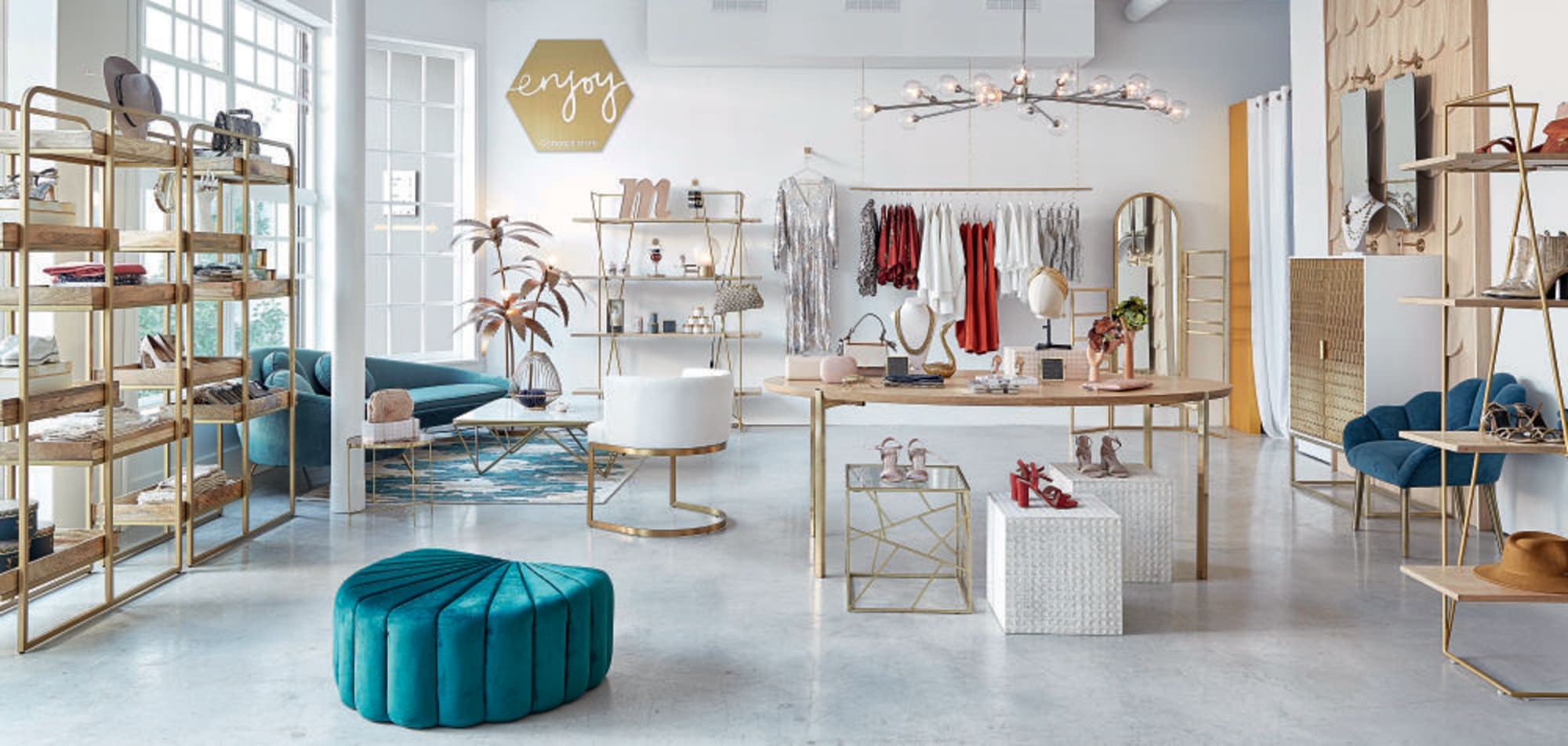 Đèn cây đứng Plamier hình cọ trong không gian shop quần áo