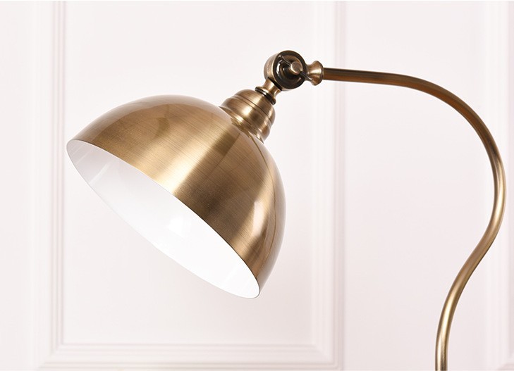 Thiết kế chụp đèn và lớp mạ xi của đèn cây Royal Old Style