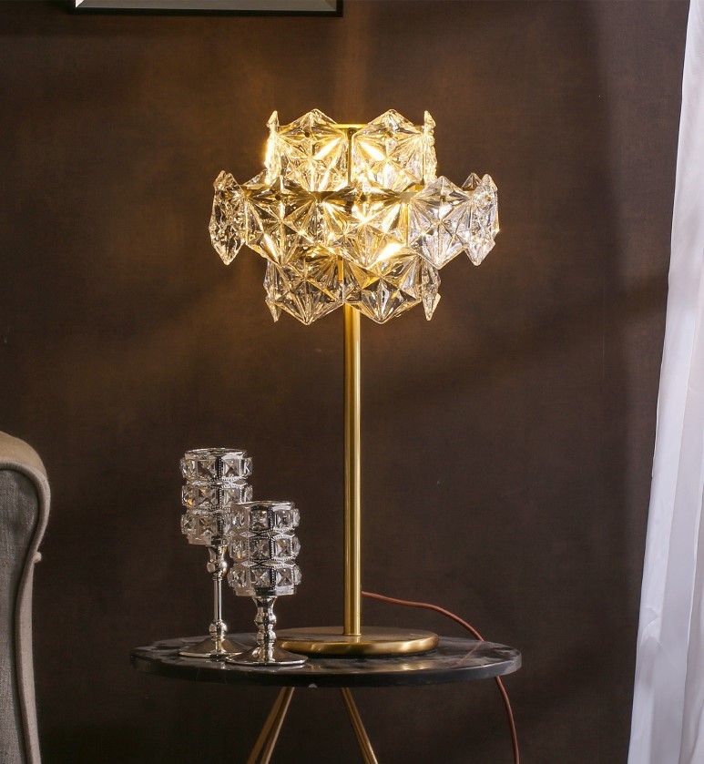Đèn pha lê Golden Crystal trong trang trí không gian phòng khách
