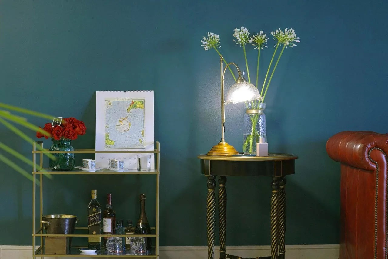 Sự kết hợp giữa tường màu xanh lá và các đồ nội thất vàng gold