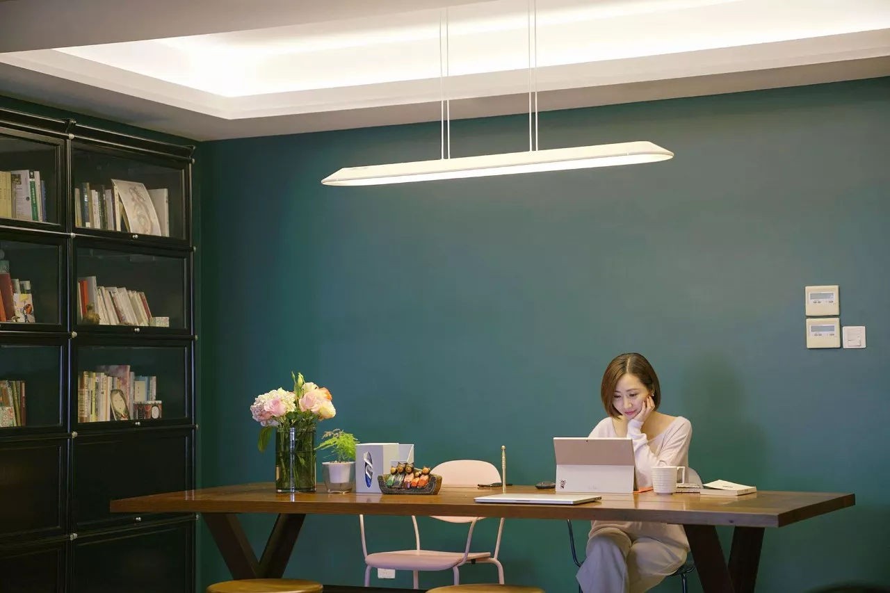 Bức tường màu xanh lá đậm có thể làm căn hộ của bạn trong sẫm màu hơn, tuy nhiên hãy sử dụng ánh sáng để làm tốt những điều đó