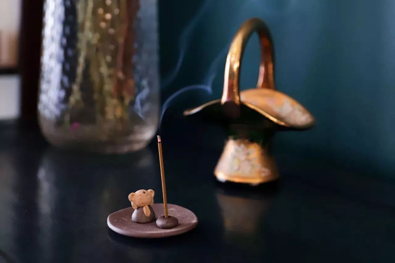 Trầm hương vừa có tác dụng giúp thư giãn, vừa là phụ kiện decor theo phong cách thiền định thư thái
