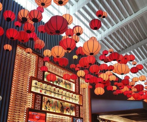 Decor không gian ngày tết đẹp và ấm áp với lồng đèn đỏ