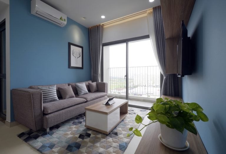 Không gian nội thất căn hộ xinh xắn với tone màu xanh nổi bật.