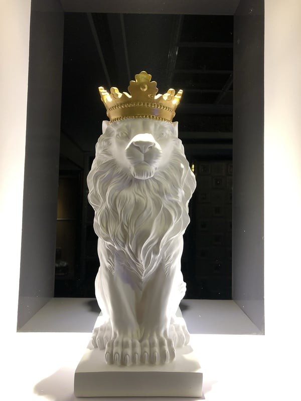 Vẻ đẹp uy nghiêm, rực rỡ của tượng trang trí masjestic lion