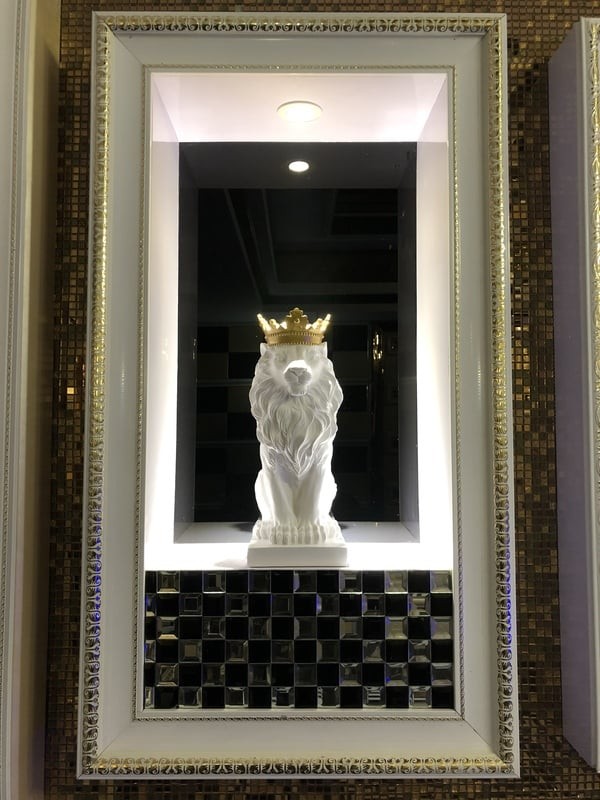 Vẻ đẹp uy nghiêm, rực rỡ của tượng trang trí masjestic lion