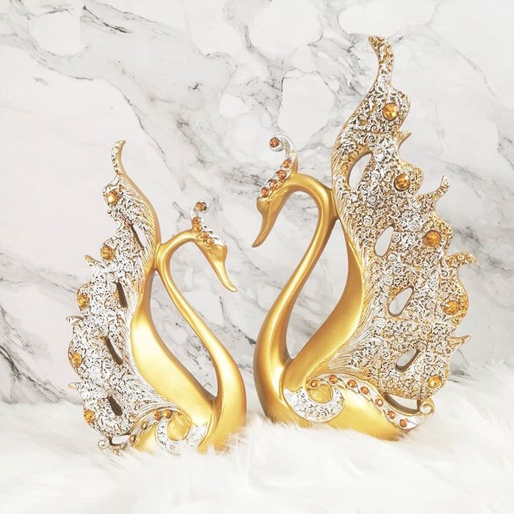 Tượng thiên nga Royal Elizabethz với màu vàng hoàng kim rực rỡ, sẽ điểm tô cho không gian nhà bạn thêm sang trọng và quý phái