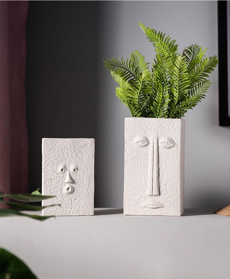 Bình gốm cắm hoa geometric với gương mặt chữ nhật