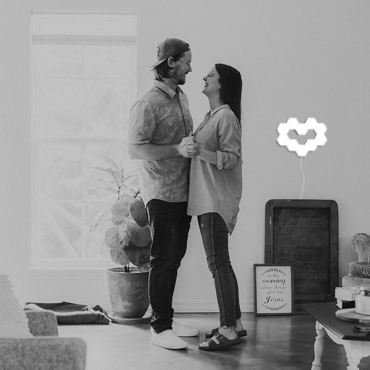 Có thể tạo hình đèn, thể hiện cảm xúc của con người qua cách cấu hình đèn