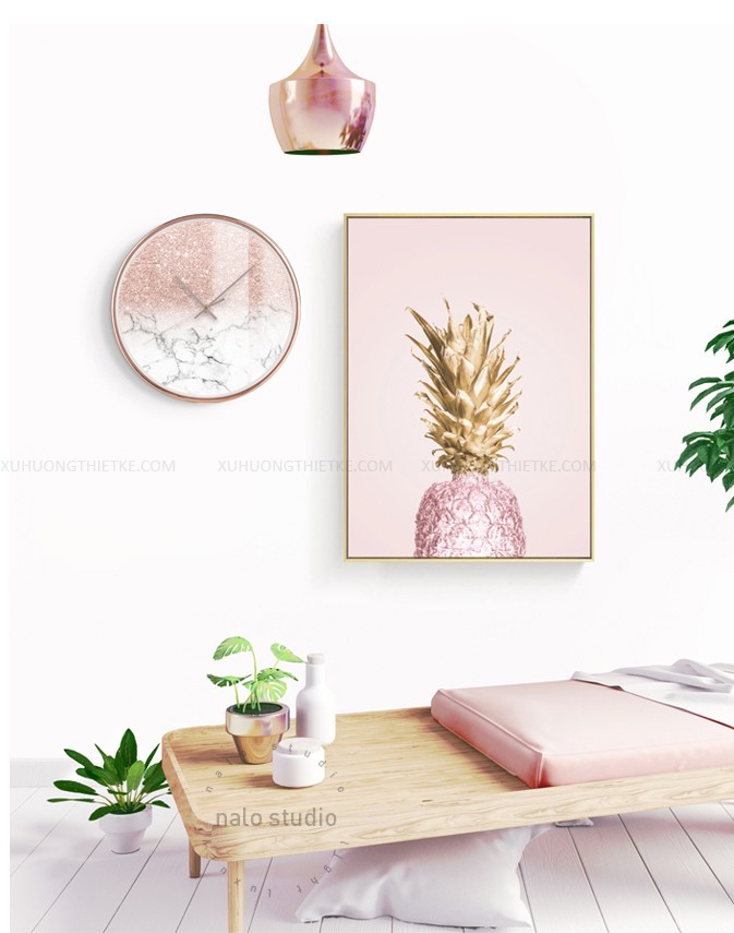 Đối với các mảng tường lớn, có thể kết hợp mẫu đồng hồ và tranh treo tường để lấp các khoảng trống và trang trí không gian