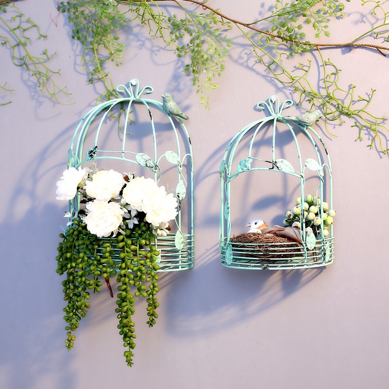 Mẫu trang trí lồng chim với cây dương sỉ treo ngang tạo cảm giác thiên nhiên