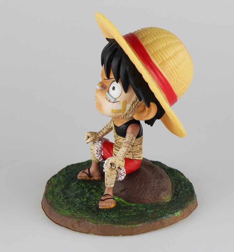 Tượng Luffy ngồi bãi cỏ