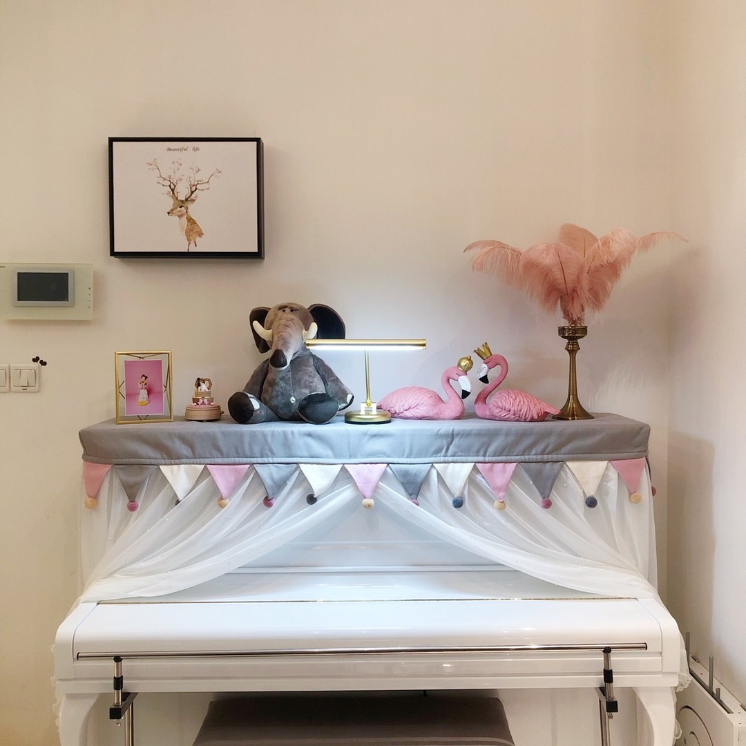Góc bàn trang trí cùng lông vũ decor và cặp hồng hạc trang trí