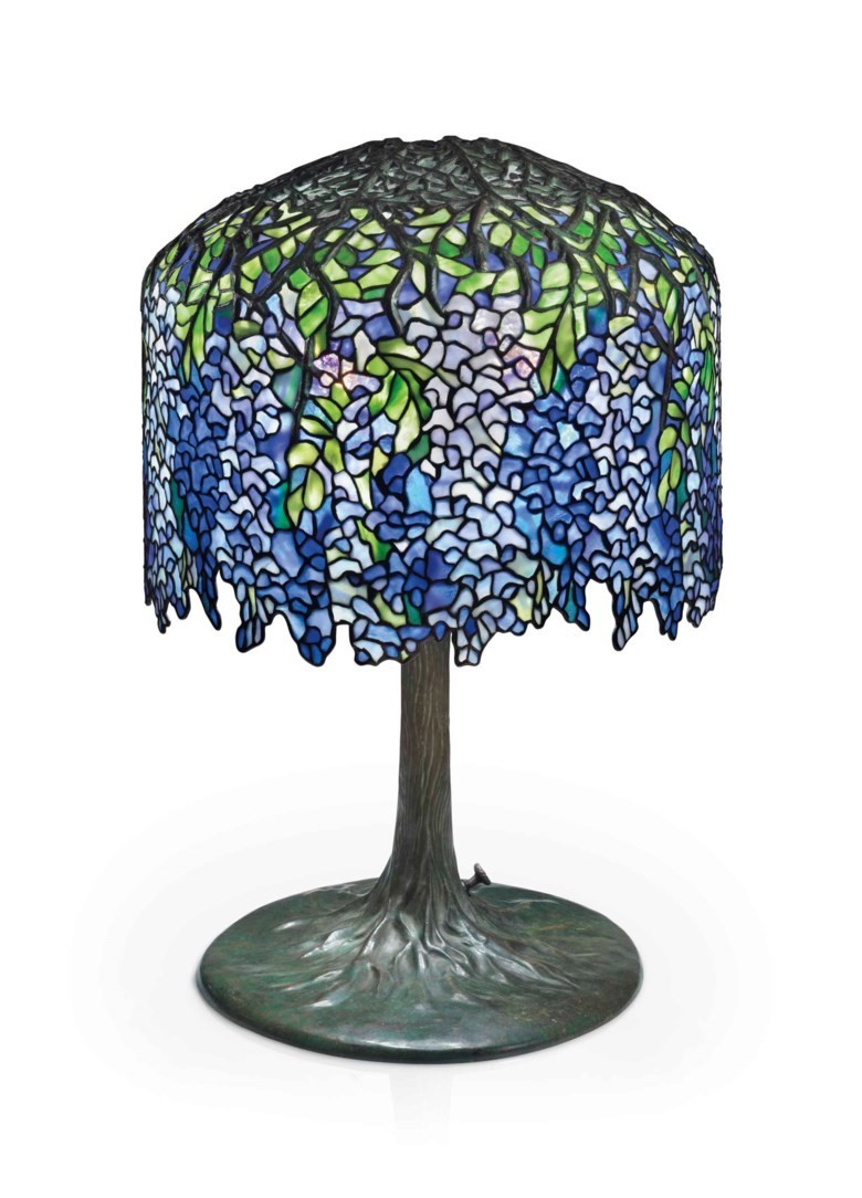 Tiffany Studios, đèn bàn bằng đồng và kính bằng đồng của A 'Wisteria, vào khoảng năm 1905. Cao 26½ (68 cm), đường kính bóng râm 18 in (45,8 cm). Được bán với giá 49.500 đô la vào ngày 14 tháng 12 năm 2017 tại Christie ở New York