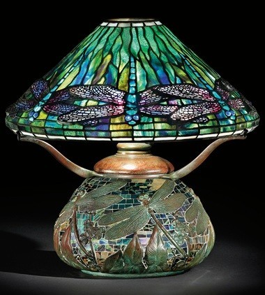 Tiffany Studios, đèn bàn bằng thủy tinh, đồng và khảm của A 'Dragonfly, vào khoảng năm 1905 . Cao 17 in (43,6 cm), đường kính bóng râm 16½ in (41,8 cm). Được bán với giá $ 60.500 vào ngày 8 tháng 12 năm 2009