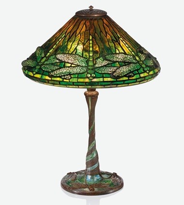 Tiffany Studios, đèn bàn A 'Dragonfly, khoảng năm 1903 . Đường kính 17 in (43,2 cm) của bóng râm. Ước tính: 100.000-150.000 đô la. Được cung cấp trong Thiết kế vào ngày 4 tháng 6 năm 2019 tại Christie ở New York
