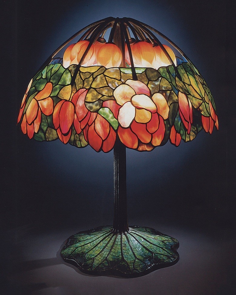 Tiffany Studios, Một chiếc đèn bằng thủy tinh pha chì, đồng và khảm, khoảng năm 1900-10. Cao 34 in (88,3 cm), đường kính 28 in (71,1 cm). Được bán với giá $ 2,807.500 vào ngày 12 tháng 12 năm 1997