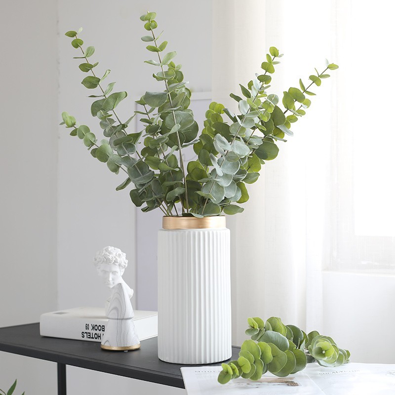 Bình cắm lá bạch đàn trang trí