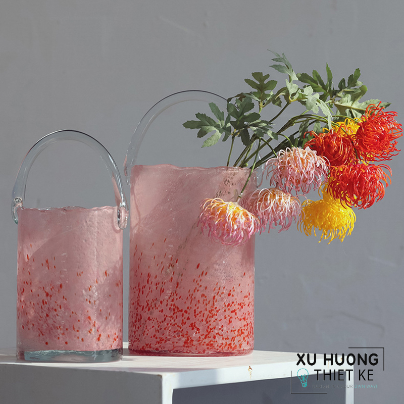 Bình cắm hoa thủy tinh quai xách hồng phấn