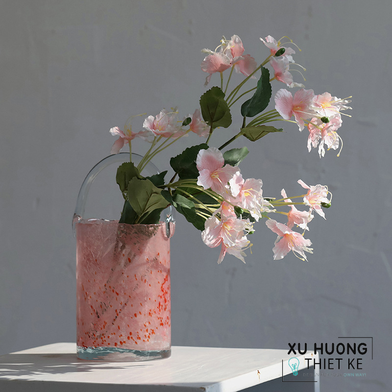 Bình cắm hoa thủy tinh quai xách hồng phấn