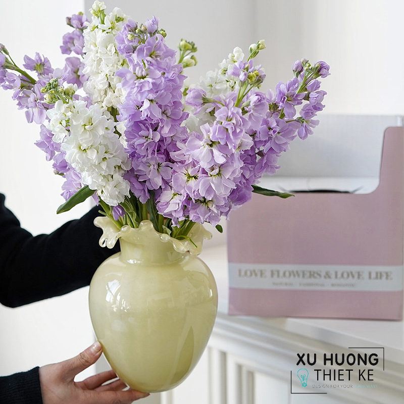 Bình thủy tinh cắm hoa hồng vàng nhạt