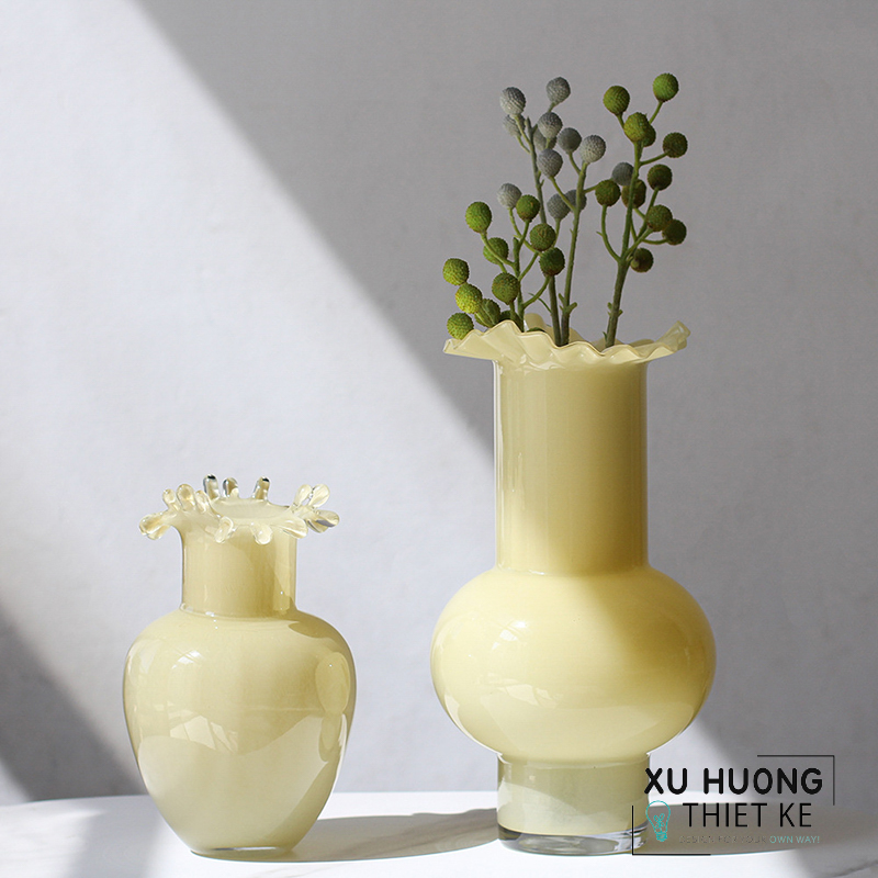 Bình thủy tinh cắm hoa hồng vàng nhạt