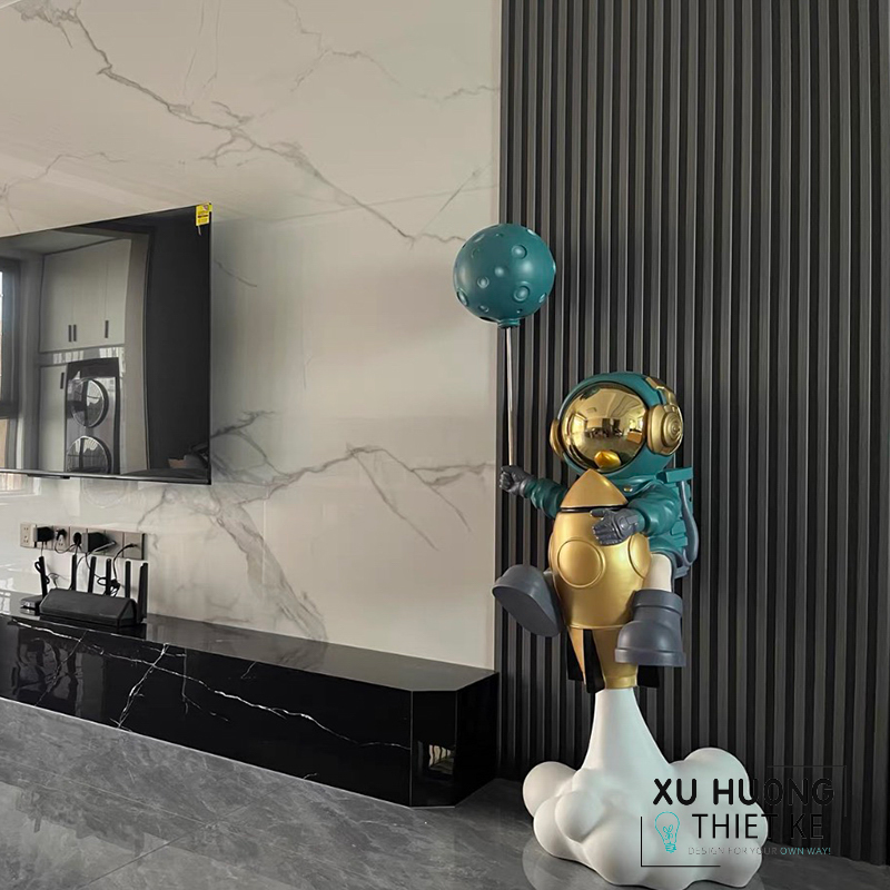 Tượng phi hành gia thả bóng bay