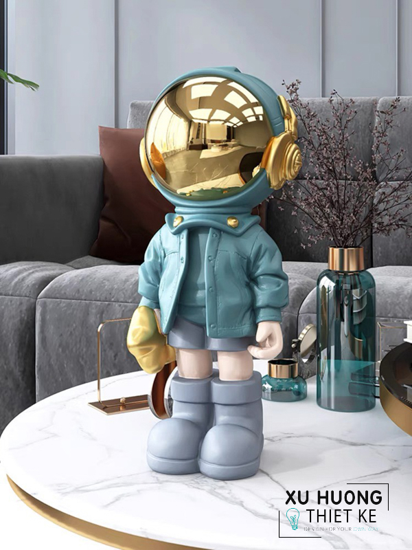 Tượng phi hành gia cầm trái tim