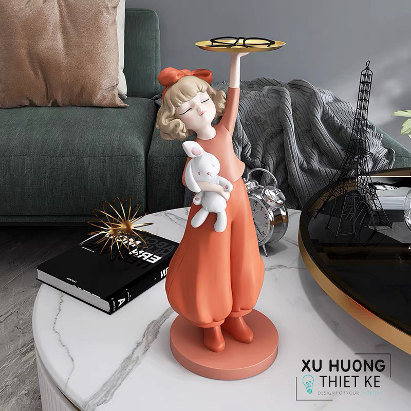 Tượng trang trí cô gái ôm mèo bê đĩa