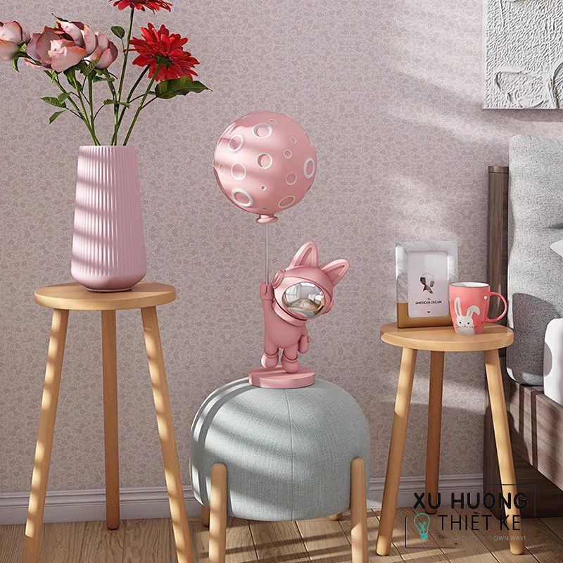 Tượng trang trí thỏ hồng cầm bóng bay