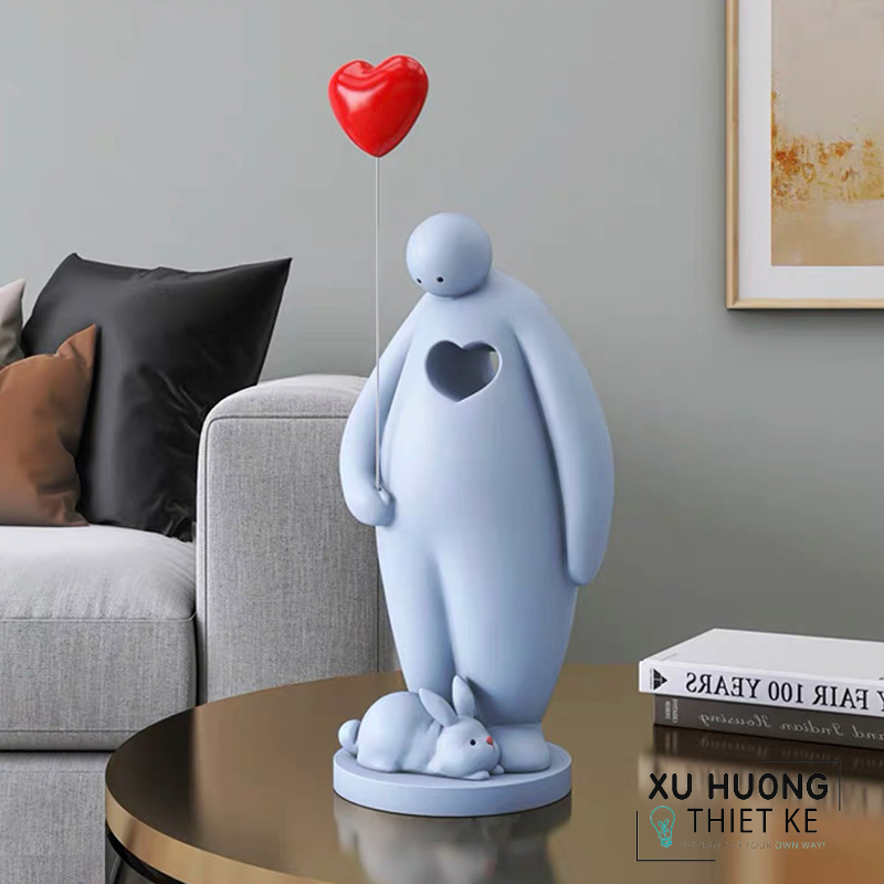 Tượng trang trí người cô đơn cầm bóng bay trái tim