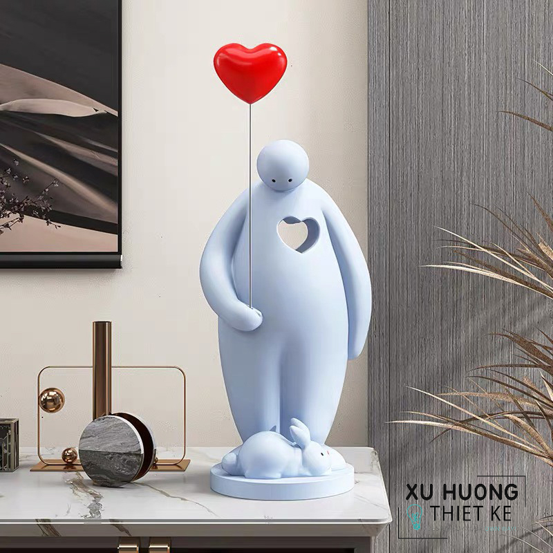 Tượng trang trí người cô đơn cầm bóng bay trái tim