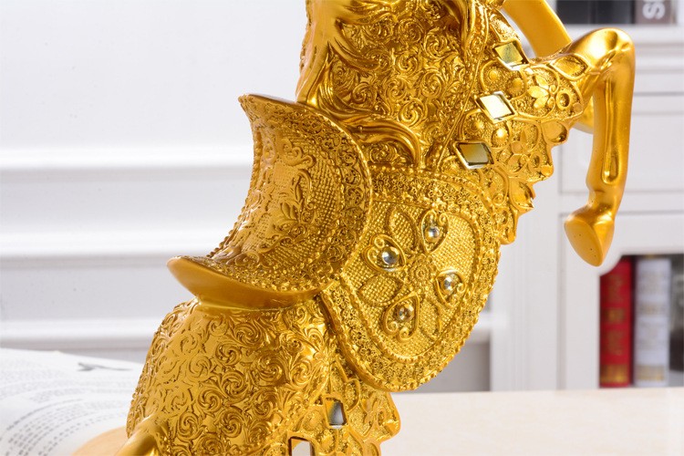 Tượng trang trí Hoàng Kim Thần Mã (đứng)