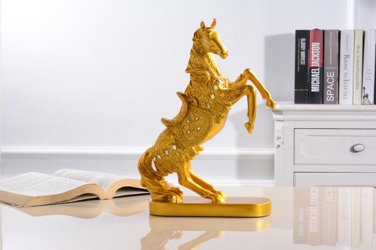 Tượng trang trí Hoàng Kim Thần Mã (đứng)