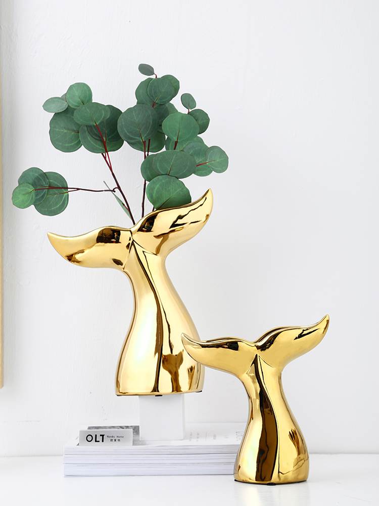 Đuôi cá voi mạ vàng