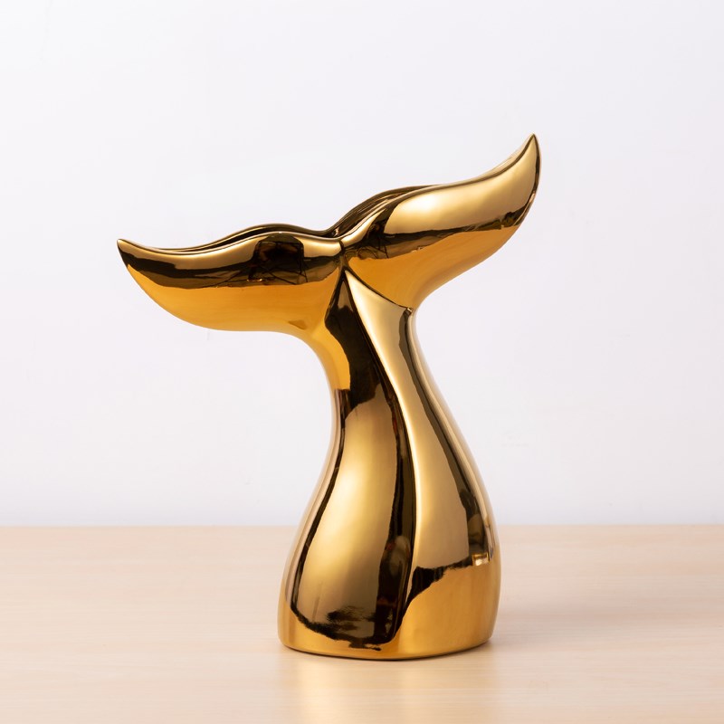 Đuôi cá voi mạ vàng