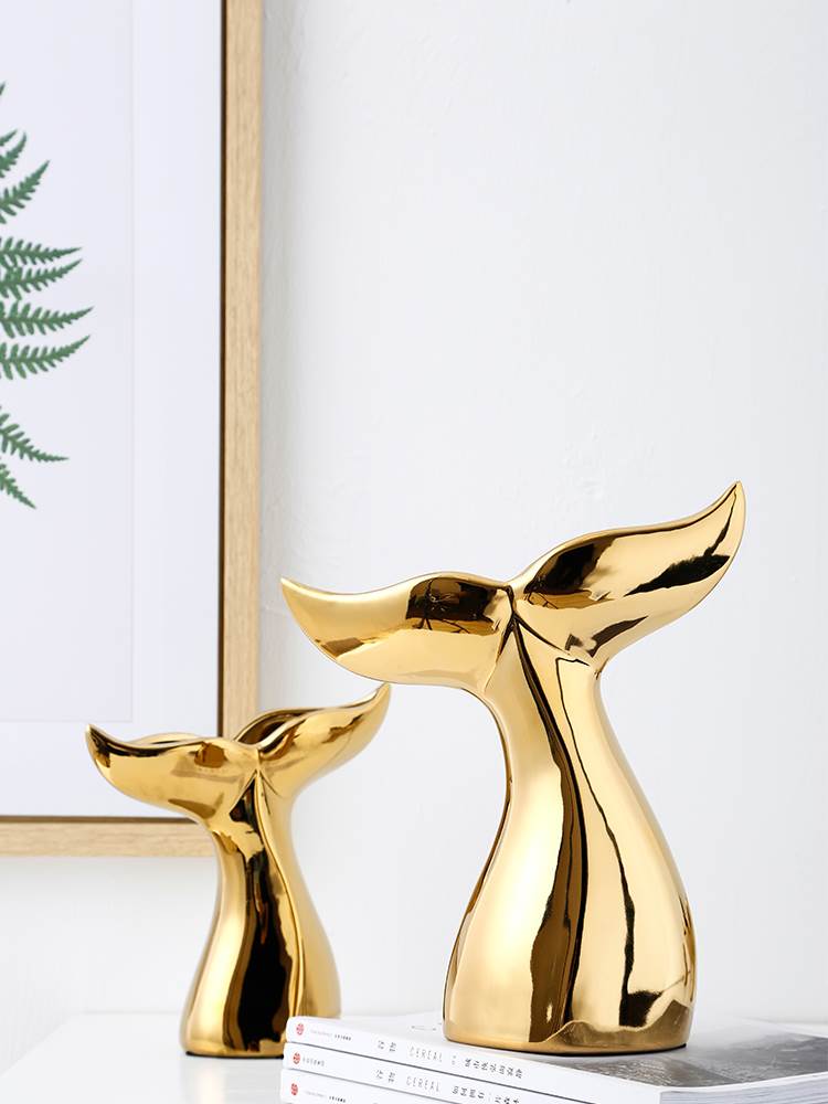 Đuôi cá voi mạ vàng