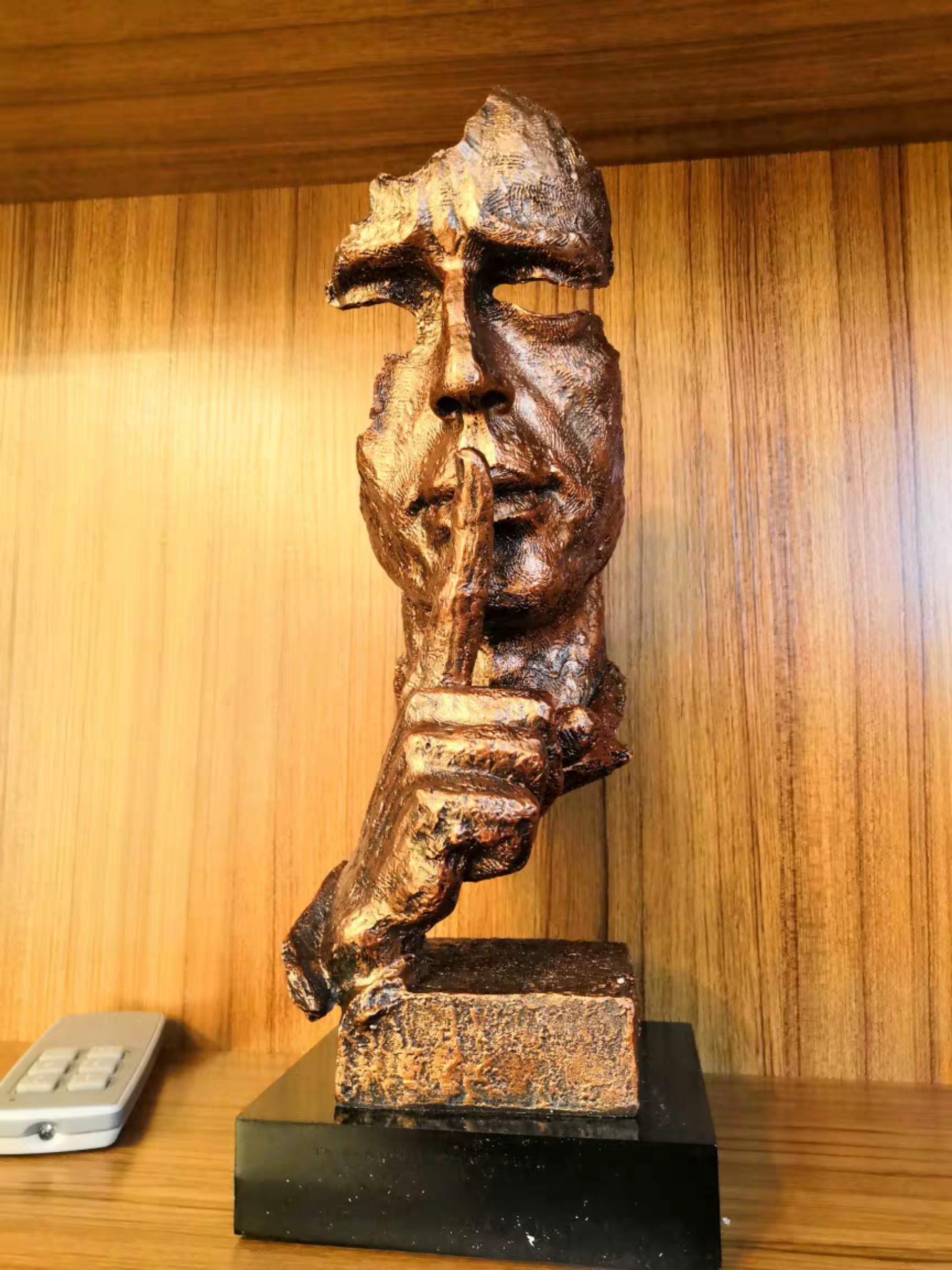 Tượng trang trí im lặng là vàng