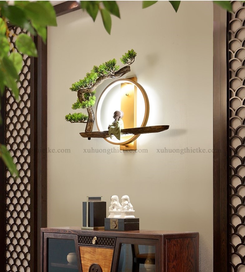 Đèn treo tường tiểu cảnh chú tiểu bên gốc bồ đề