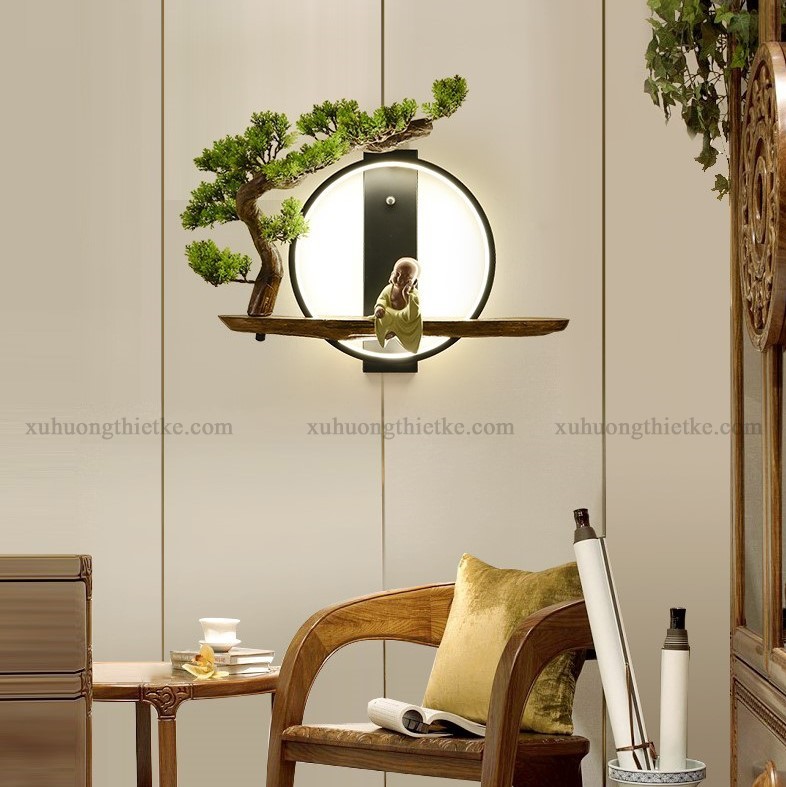 Đèn treo tường tiểu cảnh chú tiểu bên gốc bồ đề
