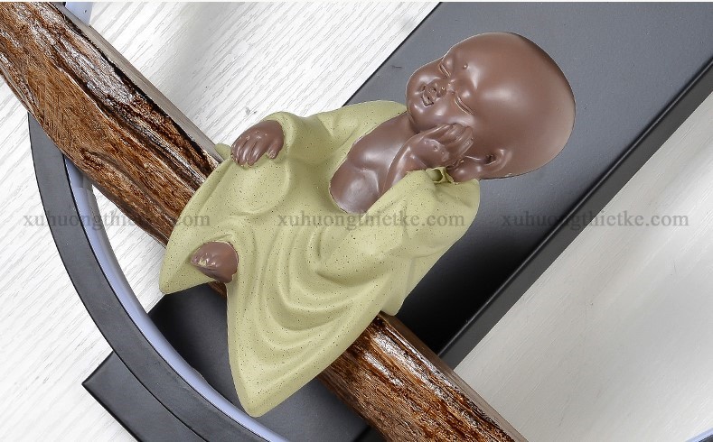 Đèn treo tường tiểu cảnh chú tiểu bên gốc bồ đề