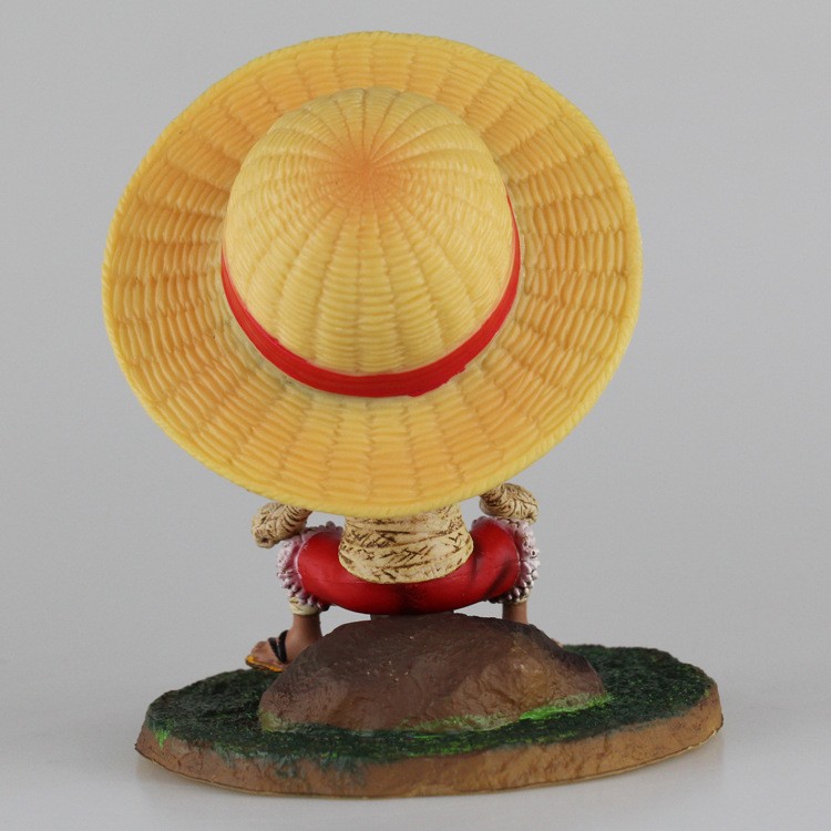 Tượng Luffy ngồi bãi cỏ