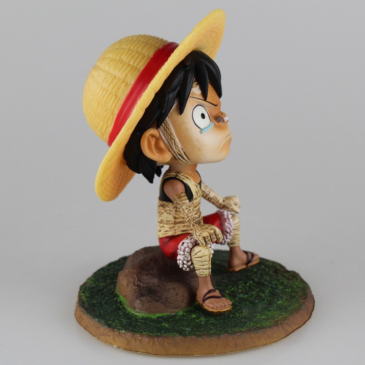 Tượng Luffy ngồi bãi cỏ