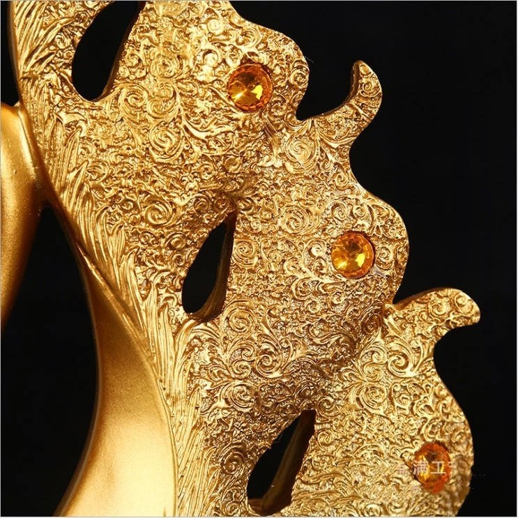 Tượng thiên nga Golden Elizabethz