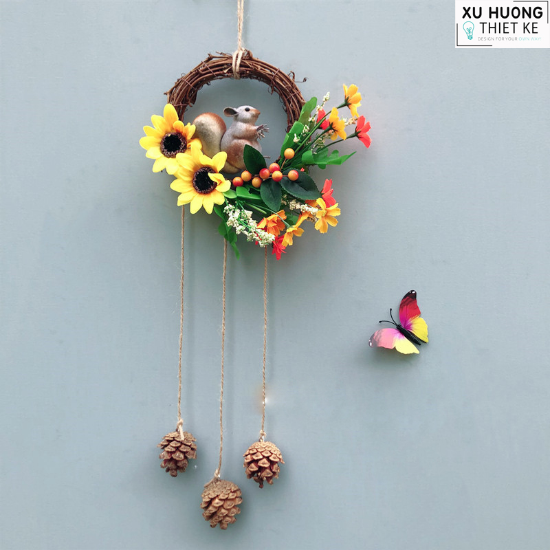 Vòng hoa trang trí hình sóc nâu may mắn