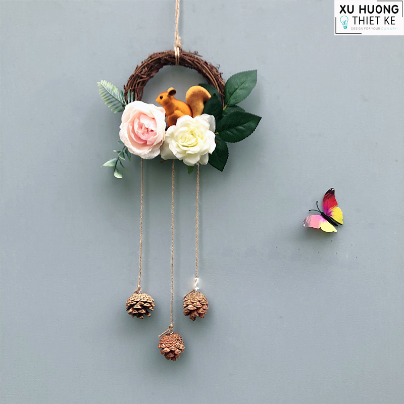 Vòng hoa trang trí hình sóc nâu may mắn