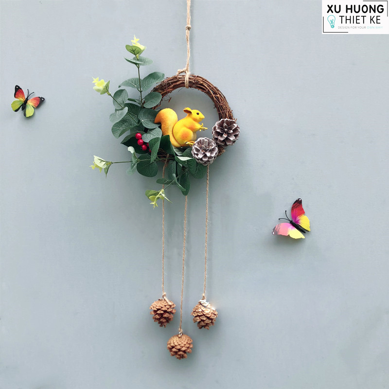 Vòng hoa trang trí hình sóc nâu may mắn